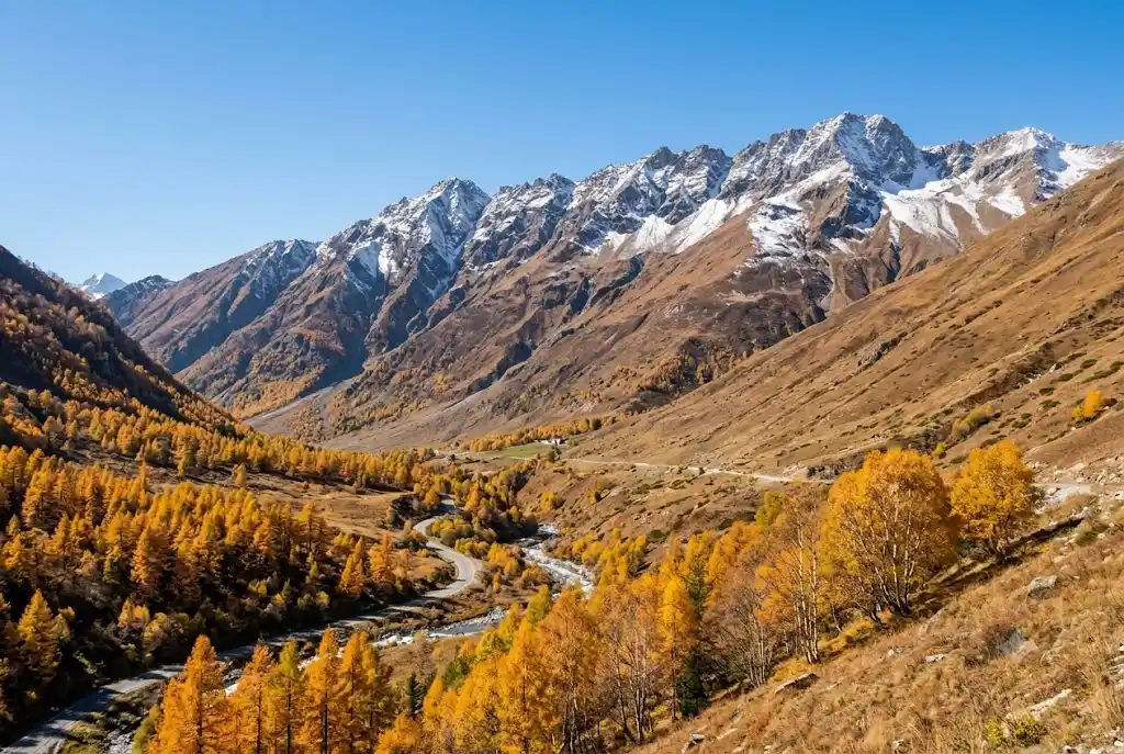First snow on the high ridges above Manali, showing when snowfall starts in Manali